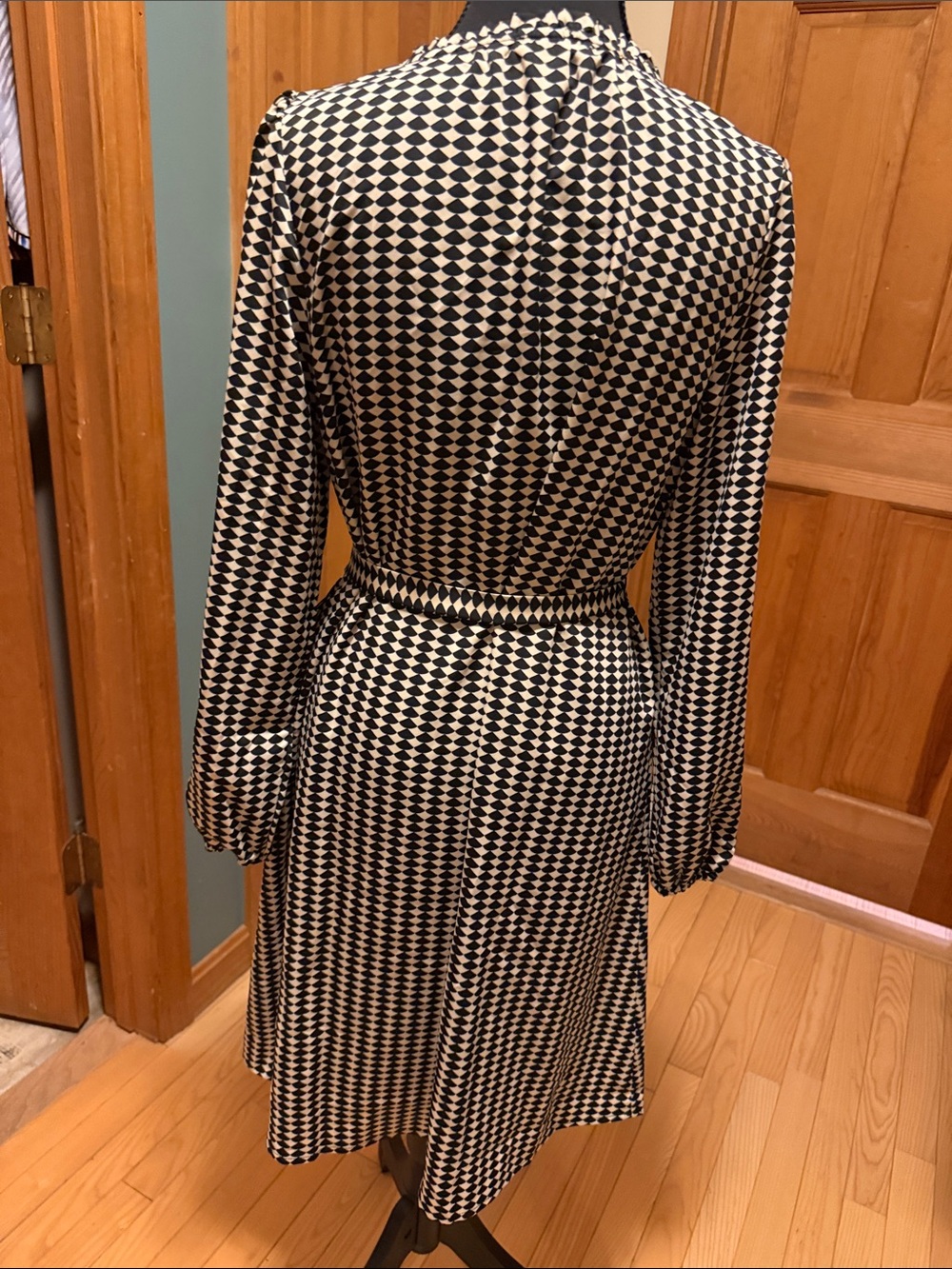 Like new Ann Taylor dress, size medium - Picture 4 of 5